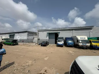 2 dépôts 550 m² et 450 m² avec bureaux — Koumassi