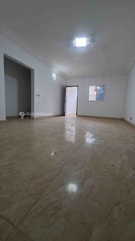 Appartement 4 pièces avec commodités — Cocody 9e tranche