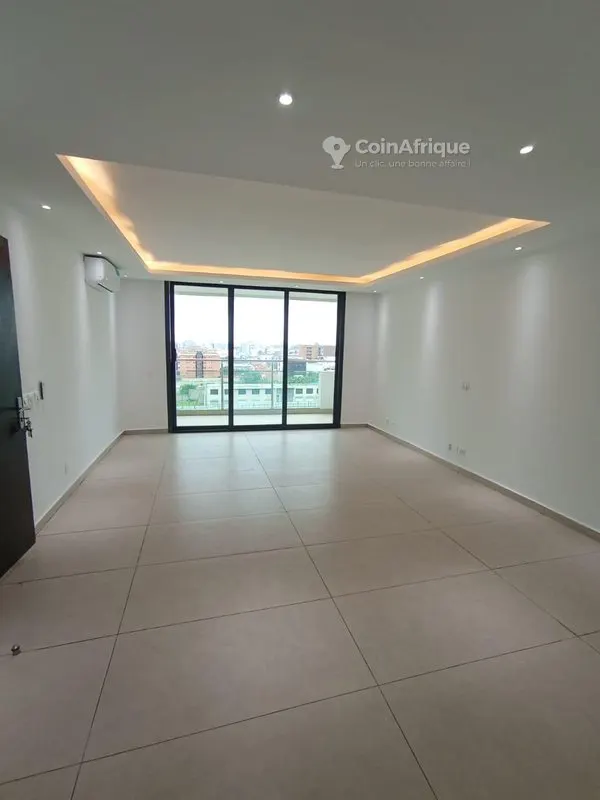 Appartement 4 pièces standing — Cocody Angré CHU