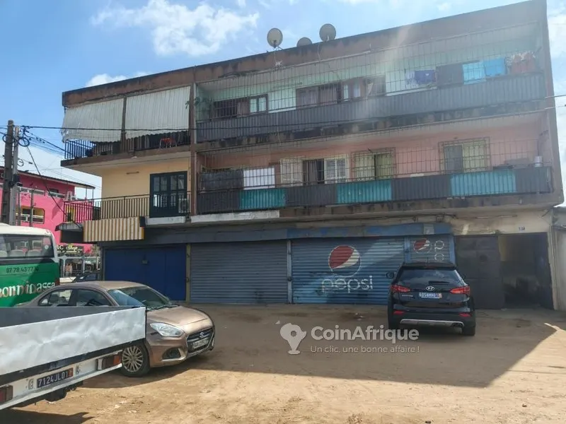 Immeuble 13 unités avec commerces — Abidjan