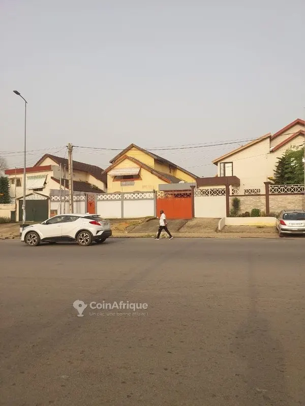 Villa duplex 4 pièces avec 2 dépendances — Cocody-Angré Cité Arcades