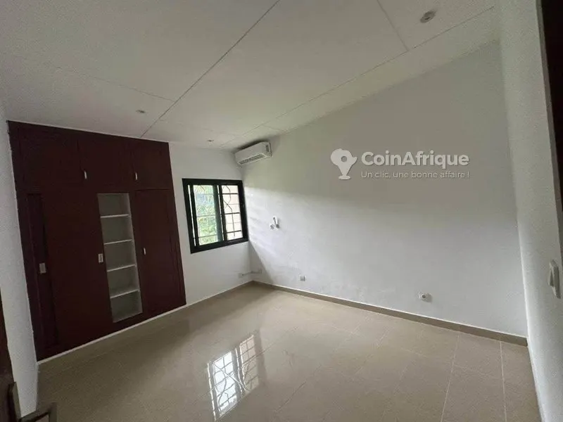 Appartement 3 pièces bon standing avec terrasse et vue lagunaire — Plateau