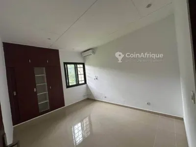 Appartement 3 pièces bon standing avec terrasse et vue lagunaire — Plateau