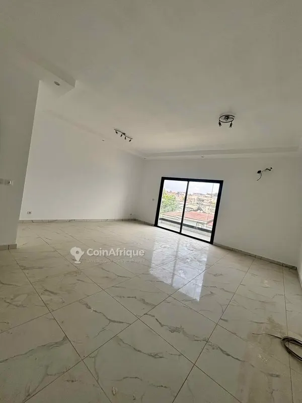 Appartement 3 ou 4 pièces équipé — Cocody Riviera Bonoumin