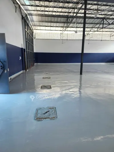 Entrepôt 550 m² avec bureaux — Koumassi