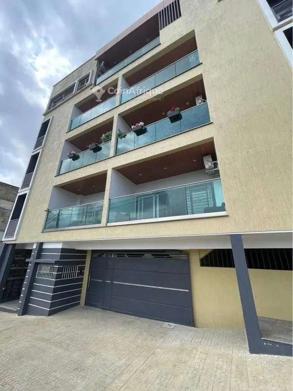 Appartement 3 pièces avec ascenseur et parking — Cocody Angré Cité Diaspora