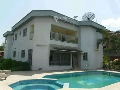 Villa duplex 12 pièces avec piscine et jardin — Yopougon Résidentiel