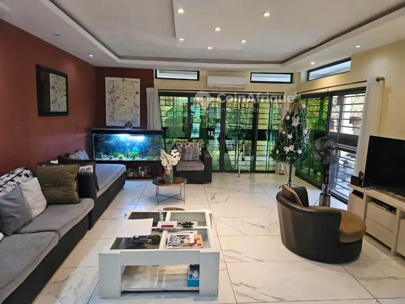 Villa duplex 7 pièces avec piscine — Riviera M'Badon
