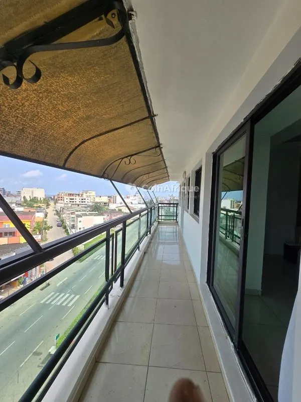 Appartement meublé 5e étage avec ascenseur — Chine
